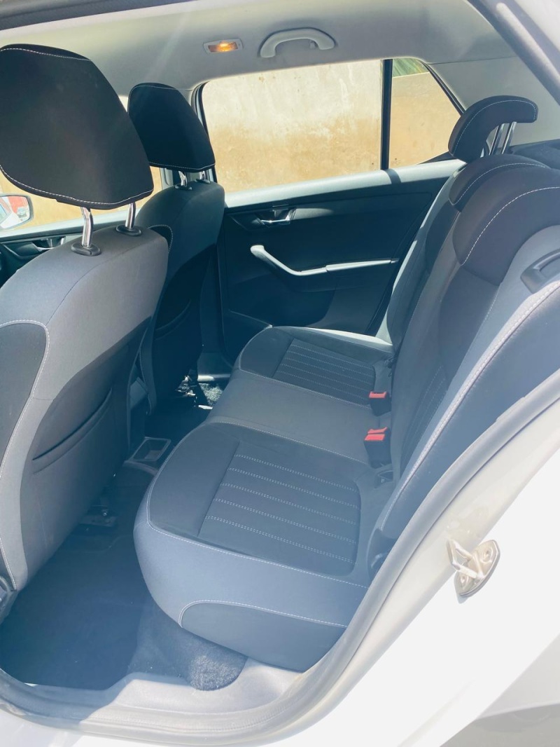 Car image 10
