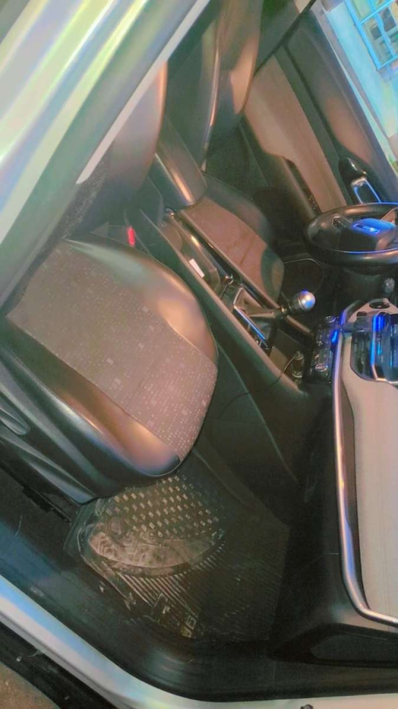 Car image 10