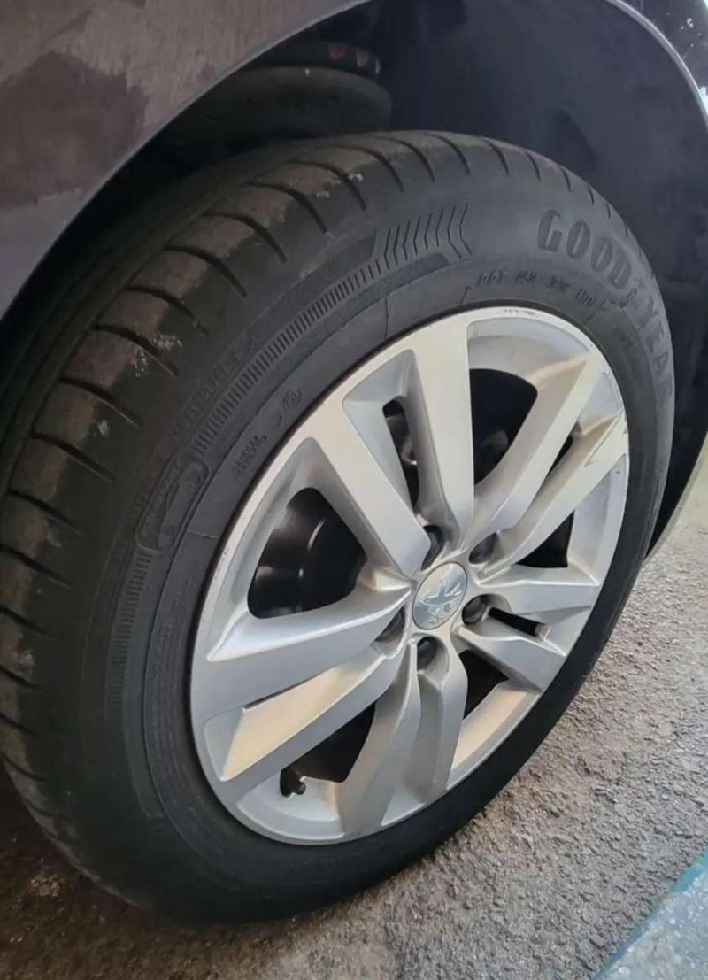 Car image 8
